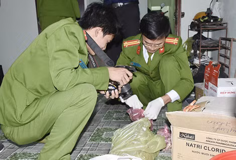 Các cán bộ Công an khám nghiệm hiện trường.