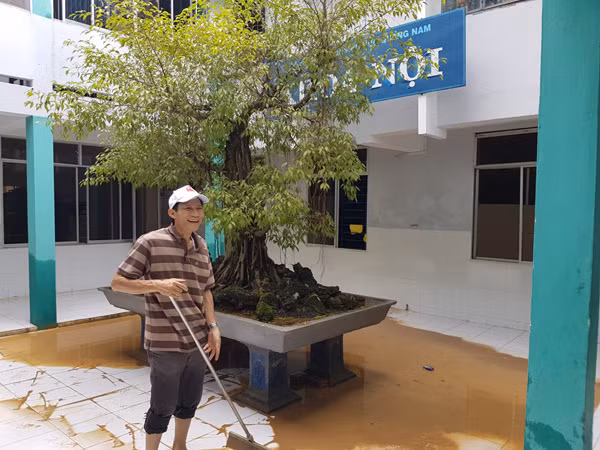 Khu vực Khoa Cấp cứu nước vừa rút ra ngoài.