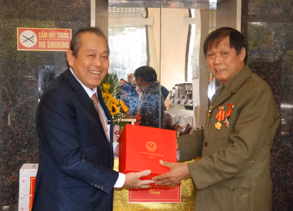 Phó Thủ tướng Thường trực Trương Hòa Bình thăm hỏi, tặng quà Thương binh Trương Thanh Hùng.