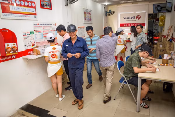 Người chơi hào hứng mong tìm cho mình được một tấm vé may mắn.
