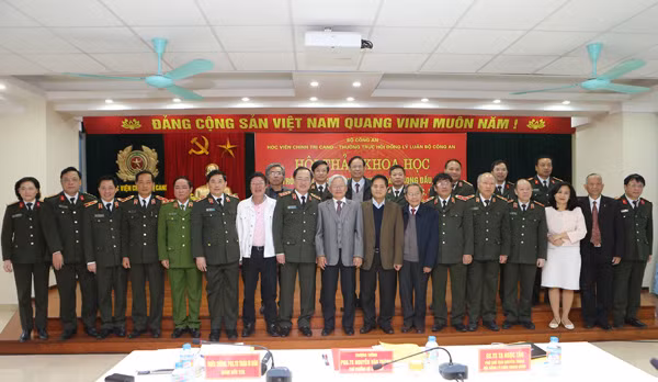 Thứ trưởng Nguyễn Văn Thành với các đại biểu tham dự Hội thảo.