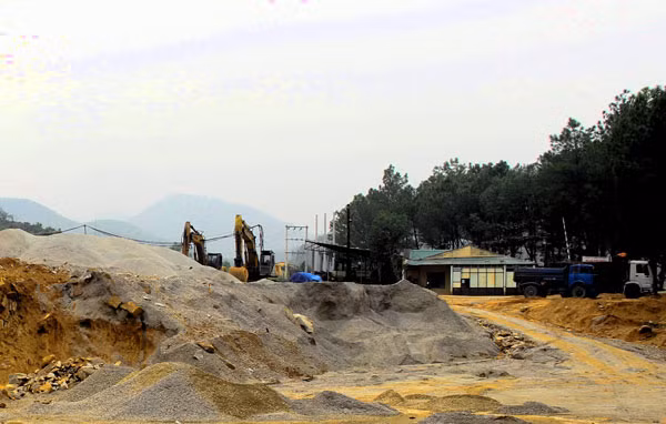 Một mỏ đá ở xã Hương Thọ (Hương Trà, Thừa Thiên - Huế) vi phạm các quy định khai thác khoáng sản. Một mỏ đá ở xã Hương Thọ (Hương Trà, Thừa Thiên - Huế) vi phạm các quy định khai thác khoáng sản.