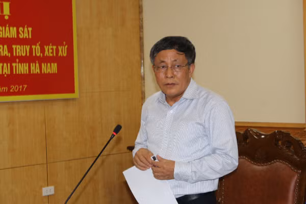 Đồng chí Nguyễn Văn Thuân, Phó Chánh án Toà án nhân dân tối cao, Phó trưởng Đoàn công tác số 2 trình bày dự thảo Báo cáo kết quả kiểm tra, giám sát.