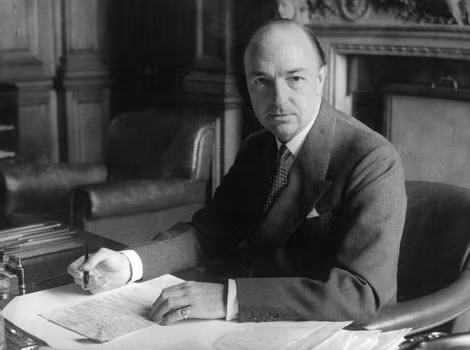 John Profumo, tân Bộ trưởng chiến tranh Anh tại Văn phòng chiến tranh vào năm 1960, trước khi xảy ra vụ bê bối tình ái giữa ông với Christine Keeler.