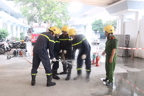 Nâng cao kỹ thuật nghiệp vụ cứu nạn cứu hộ.