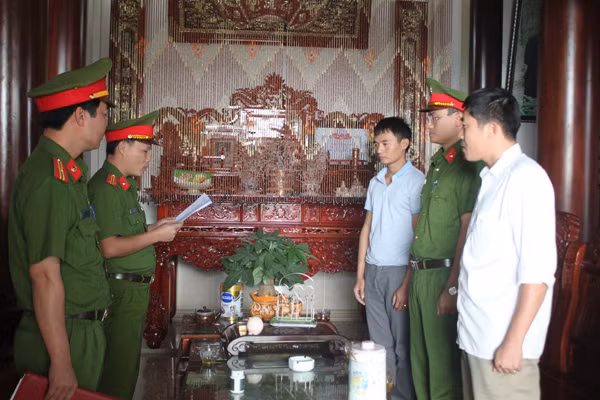 Cơ quan Cảnh sát điều tra Công an Nghệ An đọc lệnh bắt tạm giam đối với Trần Văn Tuấn.