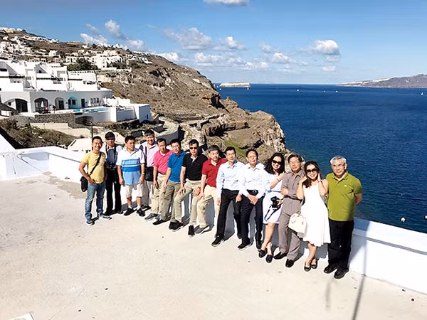 Đoàn công tác tại một góc đảo Santorini.