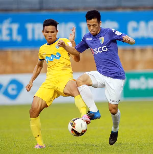 Cả Thanh Hoá (trái) lẫn Hà Nội (phải) đều phải gặp Quảng Ninh trong giai đoạn chạy đua vô địch cuối mùa.