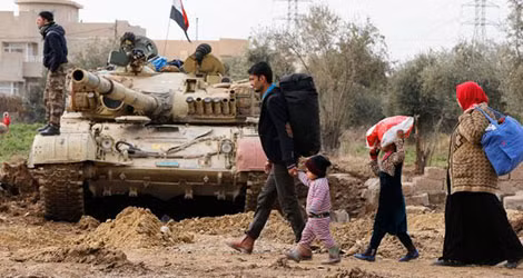 Một gia đình người Iraq trở về sau khi Mosul được giải phóng. Ảnh: The Irish Times.