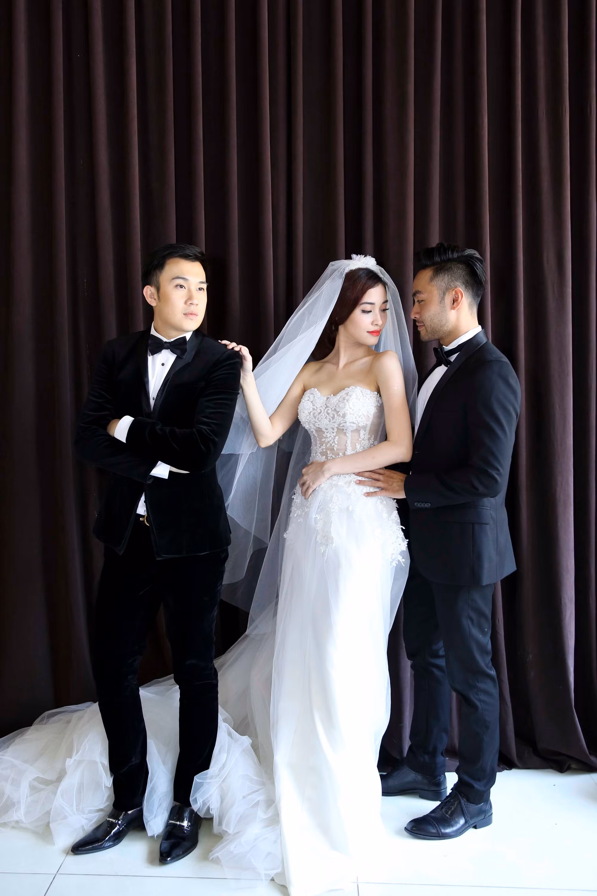 Khi một số hình ảnh hậu trường được tiết lộ, khoảnh khắc Dương Triệu Vũ làm chú rể bảnh bao bên 2 cô dâu xinh đẹp hứa hẹn sẽ mang tới cho công chúng một sản phẩm ấn tượng và đặc sắc. Khi một số hình ảnh hậu trường được tiết lộ, khoảnh khắc Dương Triệu Vũ làm chú rể bảnh bao bên 2 cô dâu xinh đẹp hứa hẹn sẽ mang tới cho công chúng một sản phẩm ấn tượng và đặc sắc.