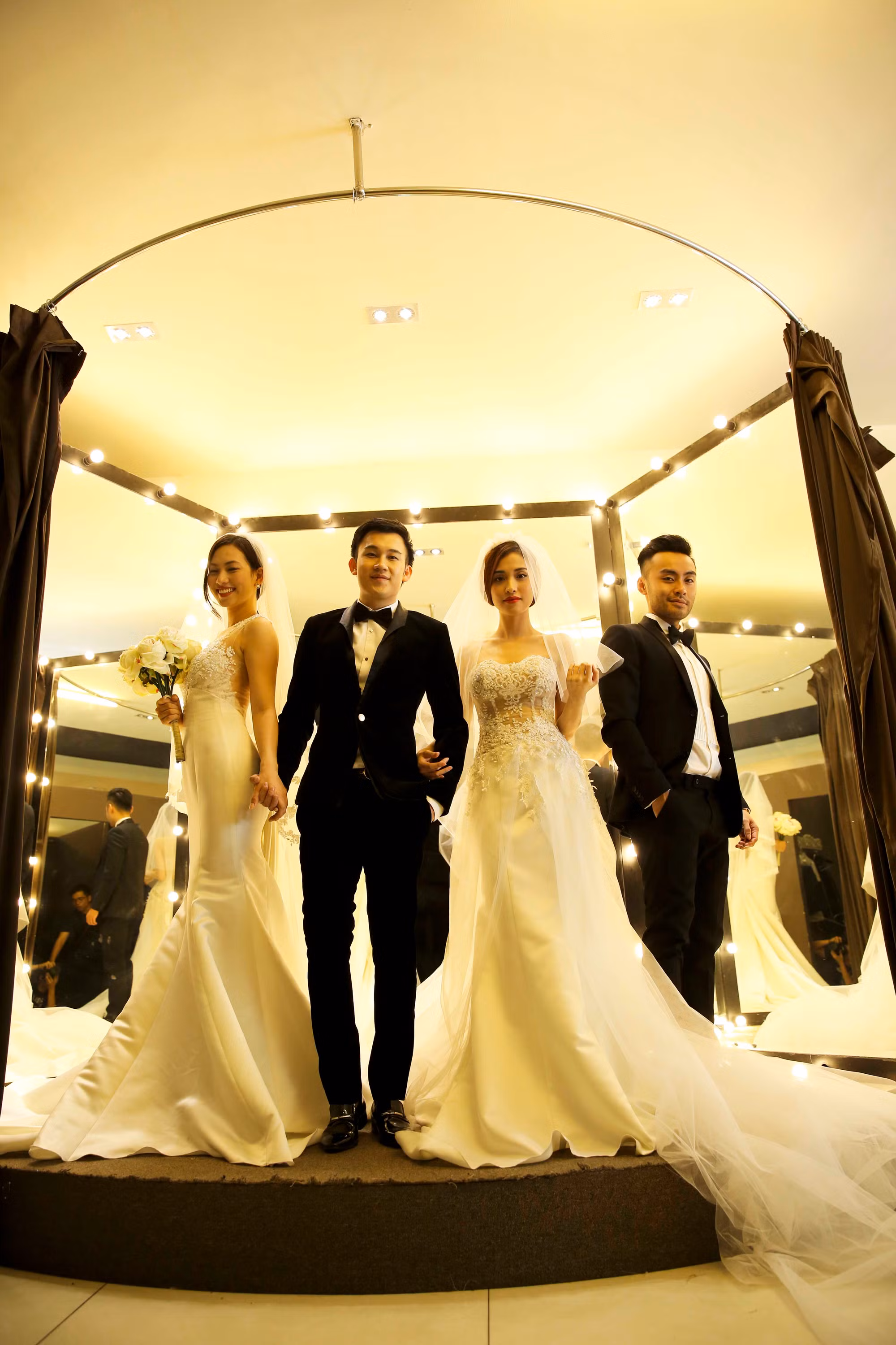 Ngoài đảm nhận nhân vật chính trong MV, Dương Triệu Vũ còn mời diễn viên Mai Hồ, VJ Dustin Nguyễn và gương mặt mới Phương Anh Đào tham gia diễn xuất chung. Ngoài đảm nhận nhân vật chính trong MV, Dương Triệu Vũ còn mời diễn viên Mai Hồ, VJ Dustin Nguyễn và gương mặt mới Phương Anh Đào tham gia diễn xuất chung.
