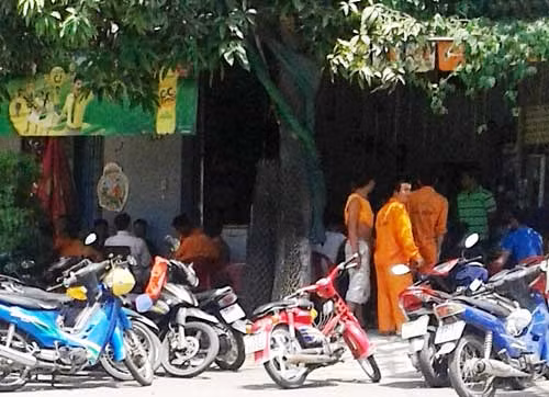 Nhiều công nhân bộ phận xếp dỡ hàng hóa của Công ty cổ phần Cảng Quy Nhơn tụ tập trước khu vực Công ty để đình công.