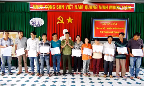 Đại diện Công an tỉnh Đồng Nai trao số tiền vay vốn cho những người lầm lỡ tại huyện Long Thành.