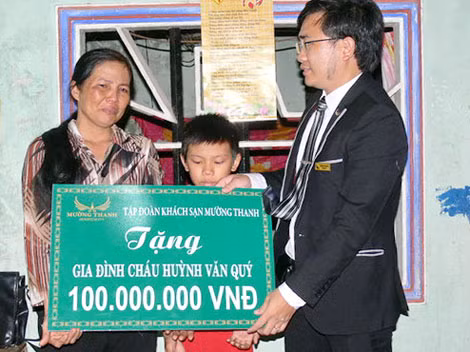 Đại diện Tập đoàn Mường Thanh trao tiền hỗ trợ cho gia đình chị Tiêu Thị Thủy.