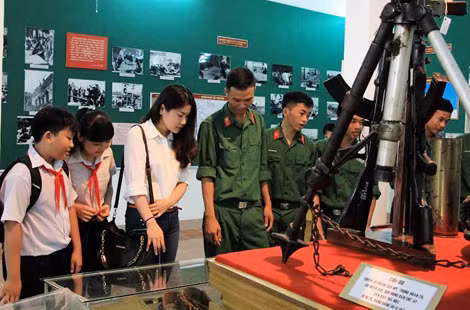 Đông đảo chiến sỹ và các em học sinh đến tham quan triển lãm.