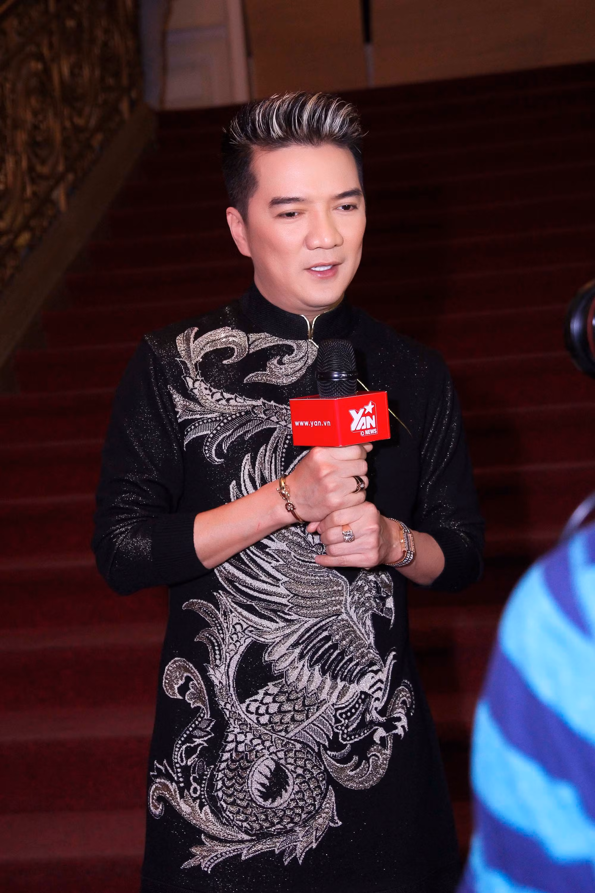 Ca sỹ Đàm Vĩnh Hưng được vinh danh là một trong những ca sỹ được yêu thích nhất giải Mai Vàng lần thứ 20. Ca sỹ Đàm Vĩnh Hưng được vinh danh là một trong những ca sỹ được yêu thích nhất giải Mai Vàng lần thứ 20.