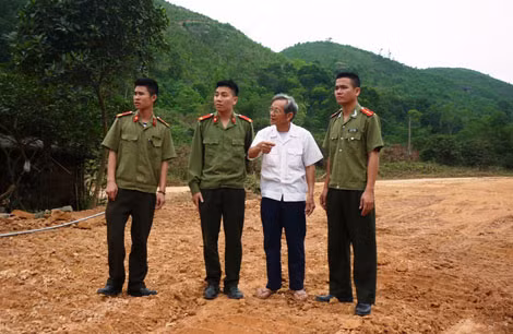 Công an huyện Vân Đồn xuống cơ sở nắm tình hình.