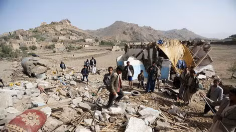 Nhiều ngôi nhà bị phá hủy tại thủ đô Sanaa. Ảnh: Reuters.
