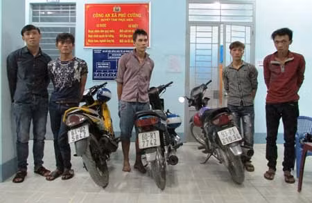 Nhóm nghi phạm trộm xe mô tô cùng tang vật.