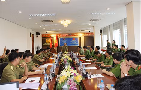 Đại tá Khăm Vơn, Phó Đại diện Bộ An ninh Lào tại Việt Nam phát biểu tại Lớp tập huấn.