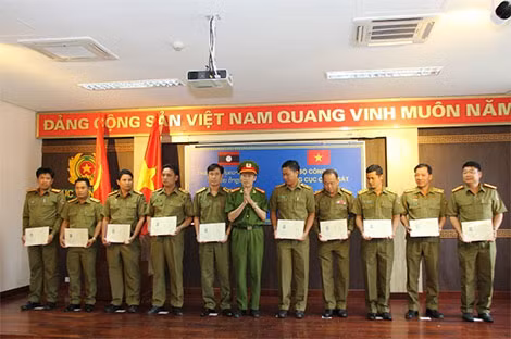 Đại diện lãnh đạo Cục Cảnh sát truy nã tội phạm đã trao Chứng chỉ tốt nghiệp Lớp tập huấn cho các học viên.