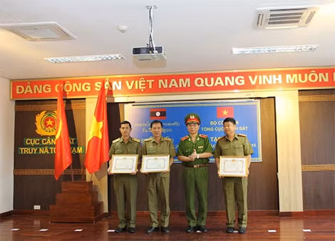 Thiếu tướng Nguyễn Dĩnh Cục trưởng Cục Cảnh sát truy nã tội phạm Bộ Công an Việt Nam tặng Giấy khen của Cục Cảnh sát truy nã tội phạm cho 3 học viên có thành tích xuất sắc.