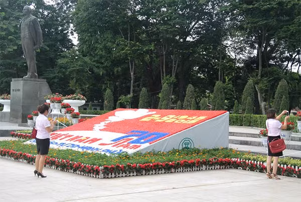 Khu vực tại tượng đài Lê Nin được trang trí rực rỡ bằng hoa. Khu vực tại tượng đài Lê Nin được trang trí rực rỡ bằng hoa.