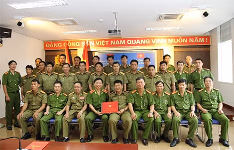 Các đại biểu, giảng viên, học viên tham dự Lớp tập huấn chụp ảnh lưu niệm.