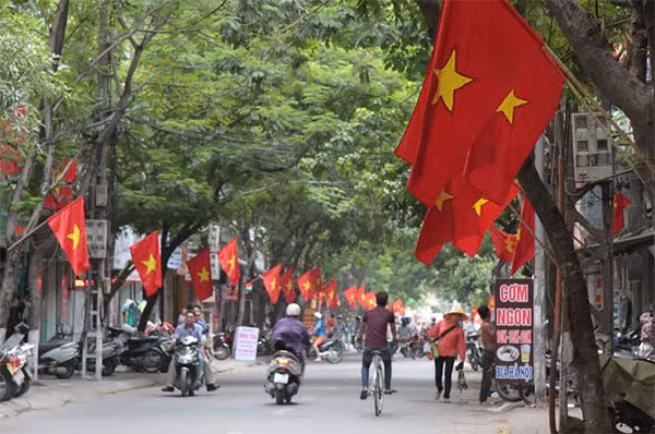 Phố phường Hà Nội nhuộm đỏ bởi sắc cờ Tổ quốc. Phố phường Hà Nội nhuộm đỏ bởi sắc cờ Tổ quốc.