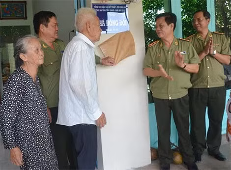 Gắn biển công trình Nhà đồng đội và lưu niệm với hai bác Lê Văn Dậu trước căn nhà mới.