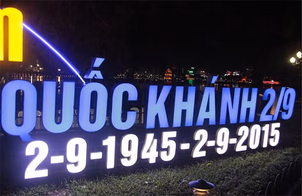 Khung cảnh ven Hồ Gươm về đêm. Khung cảnh ven Hồ Gươm về đêm.