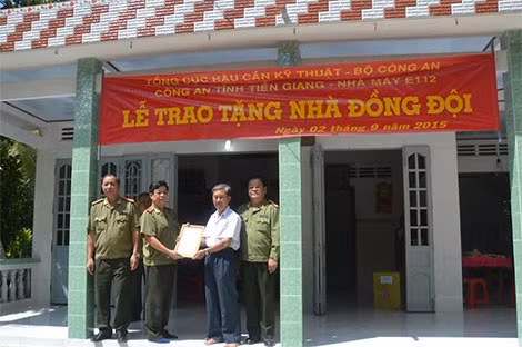 Trung tướng Lê Văn Minh trao quyết định tặng nhà đồng đội cho đồng chí Nguyễn Văn Dũng-Nguyên Trưởng phòng Hành chính quản trị Công an Tiền Giang.