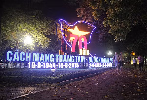 Dòng chữ chào mừng nổi bật trong đêm. Dòng chữ chào mừng nổi bật trong đêm.
