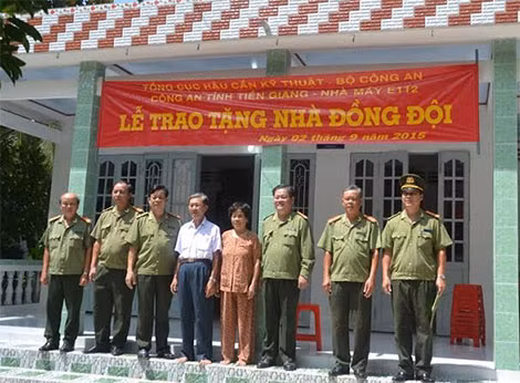 Gia đình đồng chí Dũng cùng đoàn công tác chụp ảnh lưu niệm nhà mới.