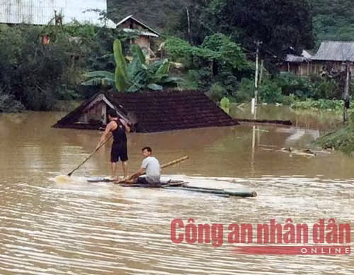 Trước đây đi xe máy, giờ người dân phải đi bằng... bè tre.