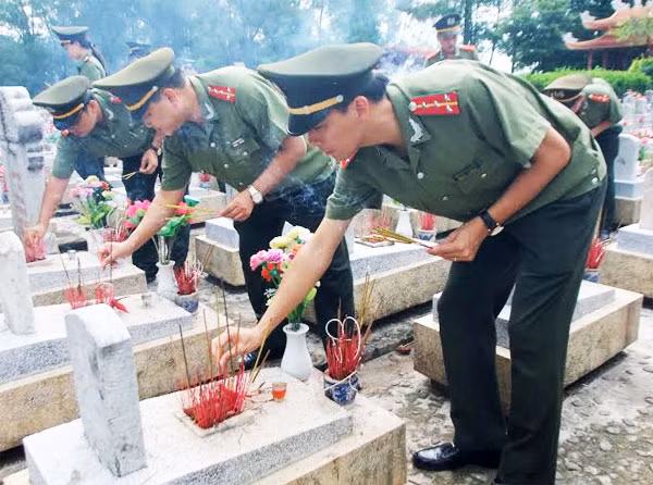 Thắp từng nén nhang tưởng nhớ công ơn các anh hùng liệt sỹ.