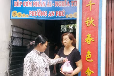 Chị Trần Thị Loan trao cơm.