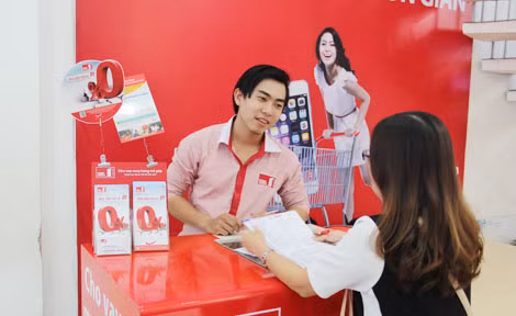 Nhân viên Home Credit đang tư vấn cho khách hàng.