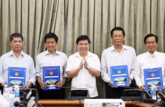 Chủ tịch UBND TP HCM Nguyễn Thành Phong (giữa) trao quyết định tái bổ nhiệm cho một loạt giám đốc Sở của thành phố. Chủ tịch UBND TP HCM Nguyễn Thành Phong (giữa) trao quyết định tái bổ nhiệm cho một loạt giám đốc Sở của thành phố.
