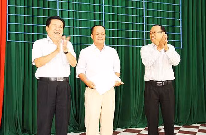 Ông Đinh Khoa Toàn (bìa trái), Chủ tịch UBND huyện đảo Phú Quốc trong một buổi làm việc tại địa phương. Ông Đinh Khoa Toàn (bìa trái), Chủ tịch UBND huyện đảo Phú Quốc trong một buổi làm việc tại địa phương.