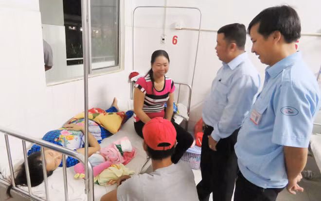 Đại diện Hãng taxi Phú Quốc đến bệnh viện thăm hỏi mẹ con cháu bé.