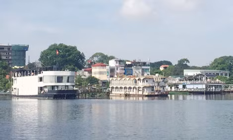 Nhiều du thuyền vẫn tồn tại trái phép trên Hồ Tây. Nhiều du thuyền vẫn tồn tại trái phép trên Hồ Tây.