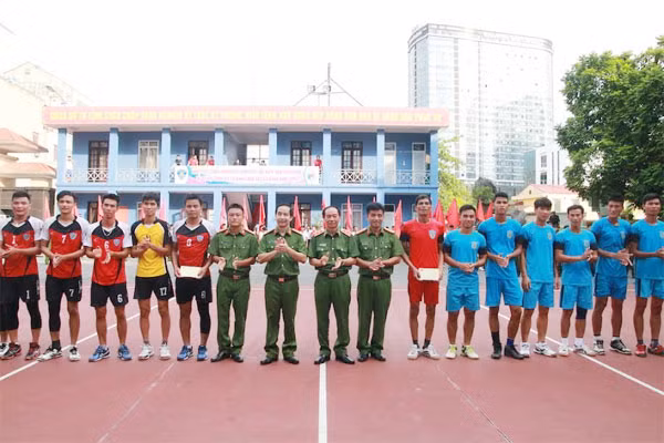 Lãnh đạo Bộ Tư lệnh CSCĐ tặng quà động viên hai đội tuyển bóng chuyền vào chung kết. Lãnh đạo Bộ Tư lệnh CSCĐ tặng quà động viên hai đội tuyển bóng chuyền vào chung kết.