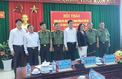 Các đại biểu chụp ảnh lưu niệm tham dự hội thảo.