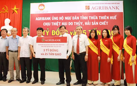 Đại diện Agribank trao quà và tiền ủng hộ ngư dân tỉnh Thừa Thiên - Huế.