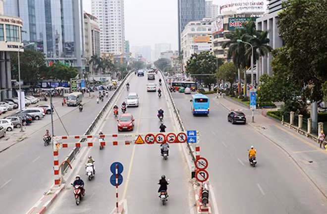 Cấm xe máy hoạt động trên cầu vượt Láng Hạ, Lê Văn Lương vào giờ cao điểm khi xe buýt nhanh hoạt động. Ảnh: Bá Đô
