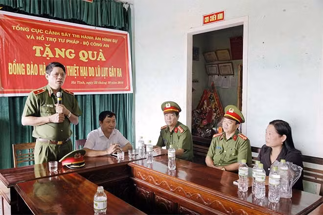 Thiếu tướng Phan Xuân Sơn chia sẻ những khó khăn mà nhân dân xã Hoà Hải phải chịu đựng trong thời gian qua.