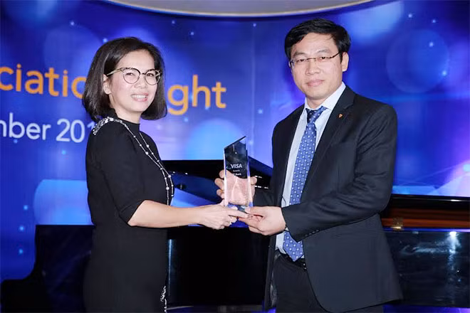 Ông Đinh Văn Chiến Phó Tổng Giám đốc - Giám đốc Khối Ngân hàng cá nhân của TPBank thay mặt Ngân hàng nhận giải thưởng từ Visa. Ông Đinh Văn Chiến Phó Tổng Giám đốc - Giám đốc Khối Ngân hàng cá nhân của TPBank thay mặt Ngân hàng nhận giải thưởng từ Visa.