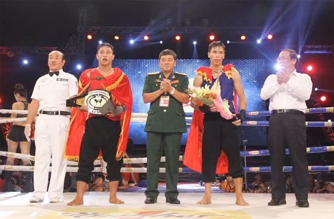 Võ sĩ Lương Bá Tá (đỏ) không phụ lòng khán giả nhà với chiến thắng ở hạng cân 65kg nam.