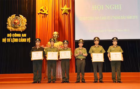 Trung tướng Nguyễn Thanh Hà, Tư lệnh Bộ Tư lệnh Cảnh vệ trao Bằng khen của Bộ Công an cho các tập thể, cá nhân có thành tích xuất sắc